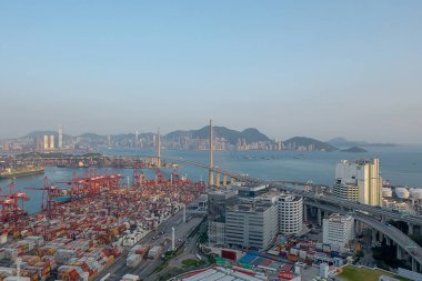 15 Nisan 2022 Kwai Tsing konteyner terminali ve taşkesici köprü