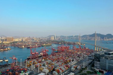 15 Nisan 2022 Kwai Tsing konteyner terminali ve taşkesici köprü