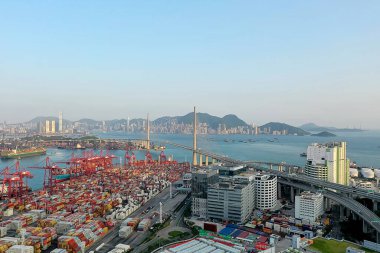 15 Nisan 2022 Kwai Tsing konteyner terminali ve taşkesici köprü