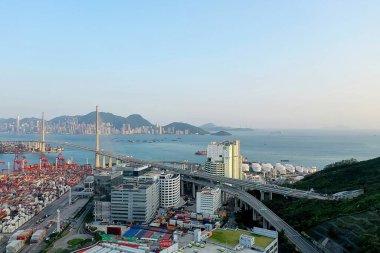 15 Nisan 2022 Kwai Tsing konteyner terminali ve taşkesici köprü