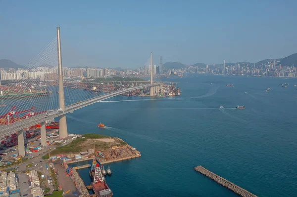 15 Nisan 2022 Kwai Tsing konteyner terminali ve taşkesici köprü