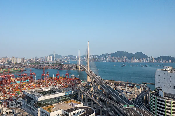 15 Nisan 2022 Kwai Tsing konteyner terminali ve taşkesici köprü