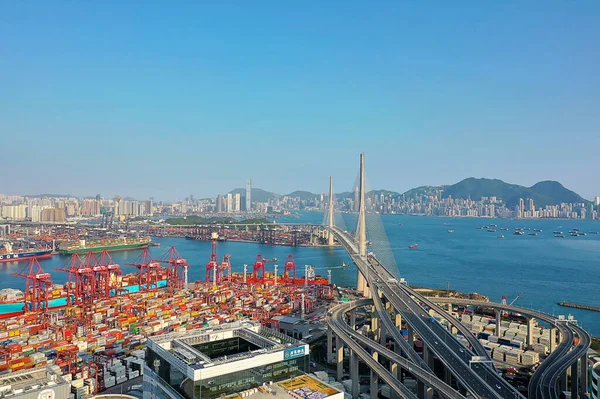 15 Nisan 2022 Kwai Tsing konteyner terminali ve taşkesici köprü