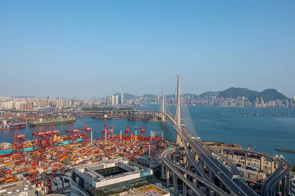 15 Nisan 2022 Kwai Tsing konteyner terminali ve taşkesici köprü