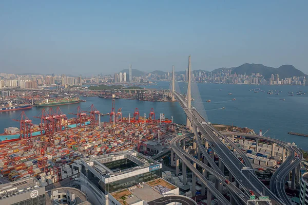 15 Nisan 2022 Kwai Tsing konteyner terminali ve taşkesici köprü