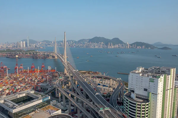 15 Nisan 2022 Kwai Tsing konteyner terminali ve taşkesici köprü