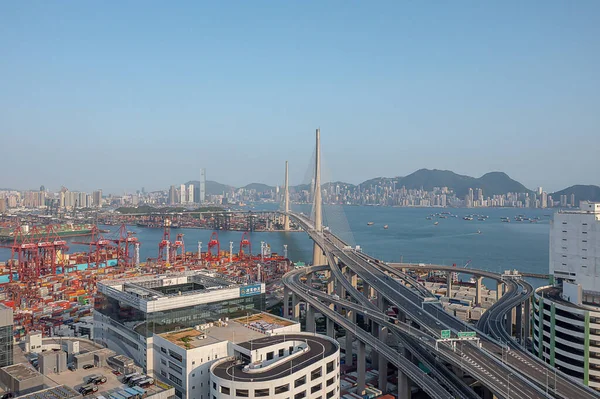 15 Nisan 2022 Kwai Tsing konteyner terminali ve taşkesici köprü