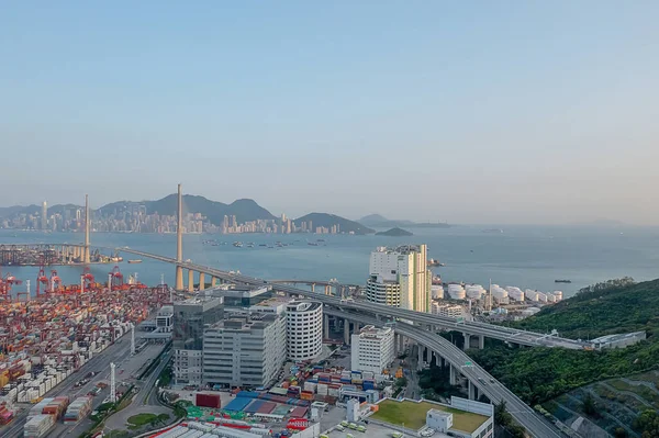 15 Nisan 2022 Kwai Tsing konteyner terminali ve taşkesici köprü