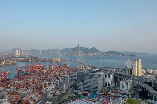 15 Nisan 2022 Kwai Tsing konteyner terminali ve taşkesici köprü