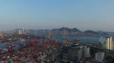 Nam Wan Kok 'taki 15 Nisan 2022 konteyner terminali Stonecutters Köprüsü