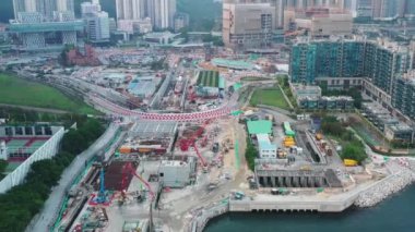 14 Nisan 2022, Cross Bay Link, Tseung Kwan O inşaatı devam ediyor.