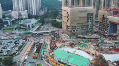 14 Nisan 2022, Cross Bay Link, Tseung Kwan O inşaatı devam ediyor.