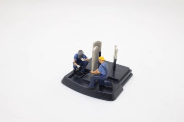 Minyatür insanlar çalışan inşaat kavramı mühendisi