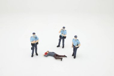 Beyaz arka planda yatan bir kaza kurbanı.