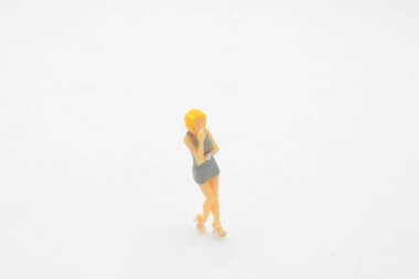 Beyaz arkaplanda sigara içme figürü