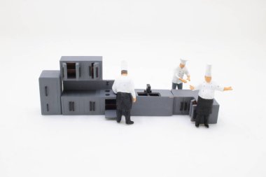 Mutfaktaki şefin garnitür ölçeği.