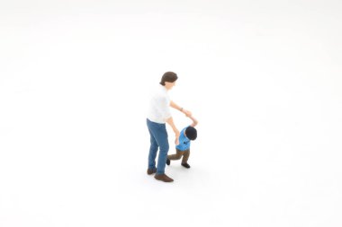 Yakışıklı, gülümseyen bir çocukla yürüyen adam.