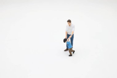 Yakışıklı, gülümseyen bir çocukla yürüyen adam.