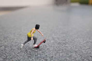 Patenci figürü numaralar yapmaya hazır. 