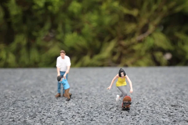 Yakışıklı, gülümseyen bir çocukla yürüyen adam.