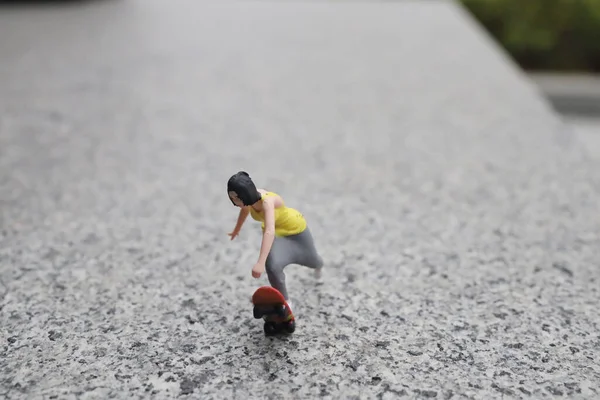 Patenci figürü numaralar yapmaya hazır. 