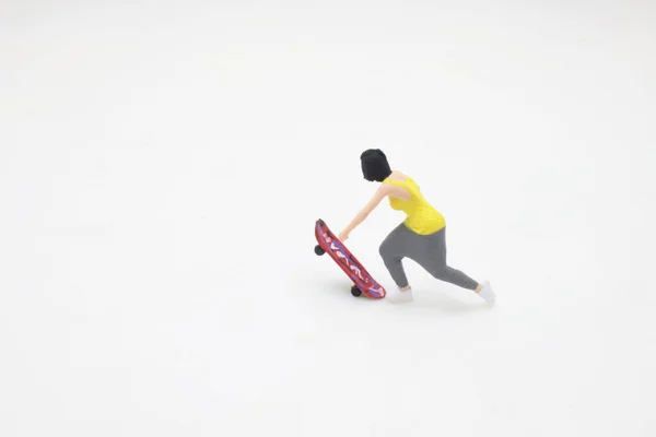 ホワイトボードでトリックを実行する準備ができているスケーターの火 — ストック写真