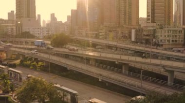 24 Nisan 2022 Kowloon City, Hong Kong 'daki üstgeçit.