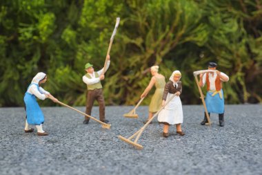 Toprakta çalışan figür çiftçileri