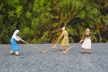 Toprakta çalışan figür çiftçileri