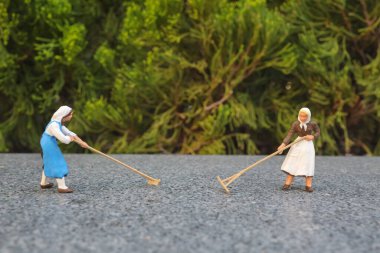 Toprakta çalışan figür çiftçileri