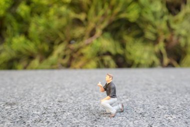 Bir erkek dizlerinin üzerine çöküp bir kadına yaratıcı bir teklif yapar.