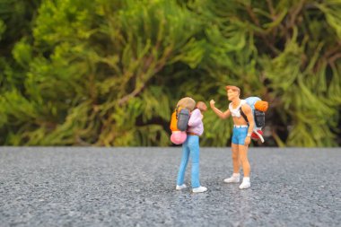 Genç turistler vahşi doğayı keşfediyorlar.