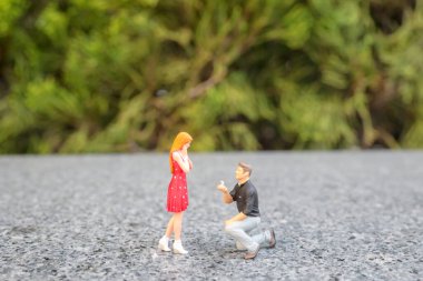 Bir erkek dizlerinin üzerine çöküp bir kadına yaratıcı bir teklif yapar.