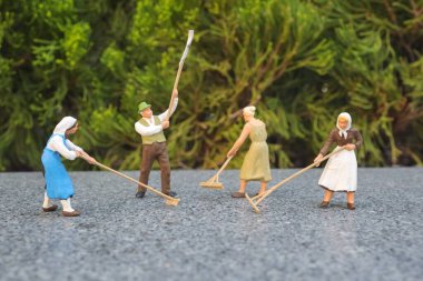 Toprakta çalışan figür çiftçileri