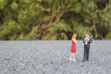 Bir erkek dizlerinin üzerine çöküp bir kadına yaratıcı bir teklif yapar.