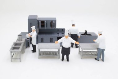 Şef, onun yardımıyla büyük bir lokanta mutfağında çalışıyor..