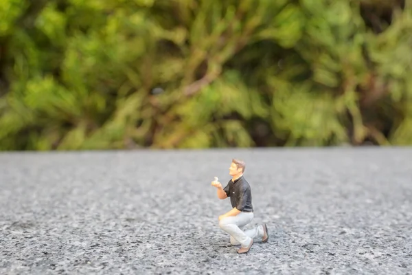 Bir erkek dizlerinin üzerine çöküp bir kadına yaratıcı bir teklif yapar.