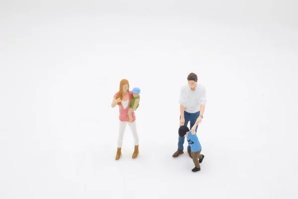 Les Figurines Famille Avec Enfant Sur Fond Blanc — Photo