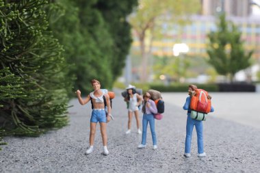 Genç turistler vahşi doğayı keşfediyorlar.