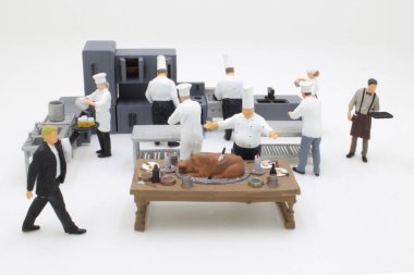 Şef, onun yardımıyla büyük bir lokanta mutfağında çalışıyor..