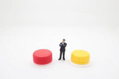 Kırmızı ve sarı düğmeli bir figür.