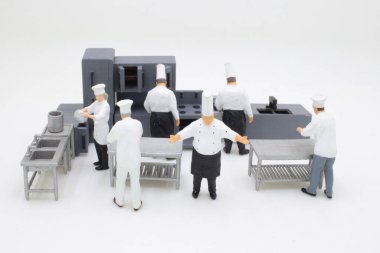 Şef, onun yardımıyla büyük bir lokanta mutfağında çalışıyor..