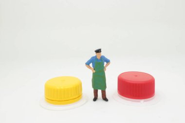 Kırmızı ve sarı düğmeli bir figür.