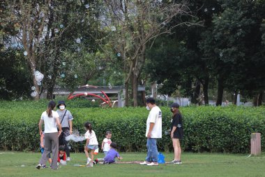 Parkta ailelerle baloncuk çıkarmak, parkta sabun köpüğü oynamak..