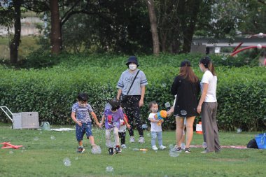 Parkta ailelerle baloncuk çıkarmak, parkta sabun köpüğü oynamak..