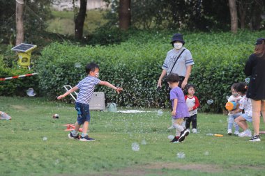 Parkta ailelerle baloncuk çıkarmak, parkta sabun köpüğü oynamak..