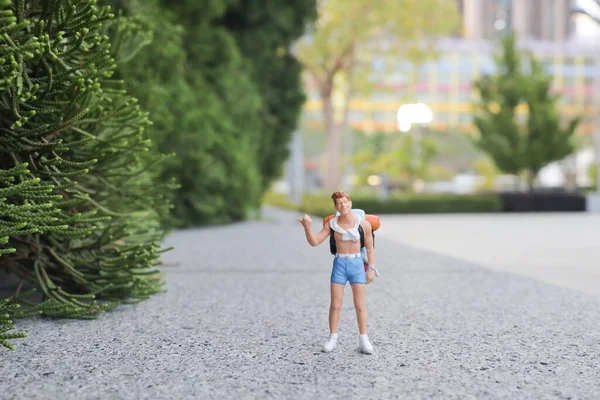 Genç turistler vahşi doğayı keşfediyorlar.