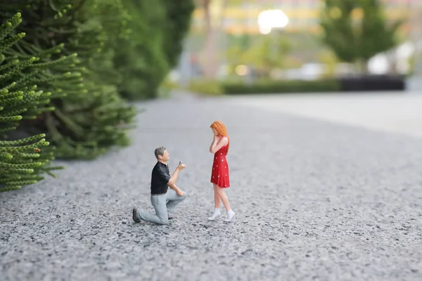 Bir erkek dizlerinin üzerine çöküp bir kadına yaratıcı bir teklif yapar.