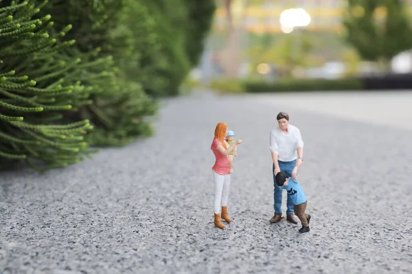 Parktaki figür ailesinin eğlencesi.