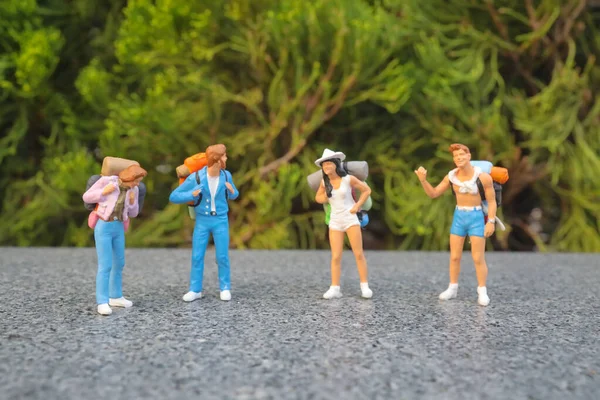 Genç turistler vahşi doğayı keşfediyorlar.